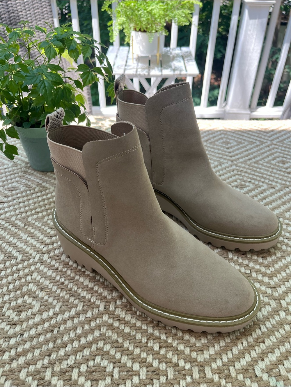 Nicole Miller Pocas Wedge Lug Platform Chelsea Ankle Boot, Tan, 9, Collegiate
